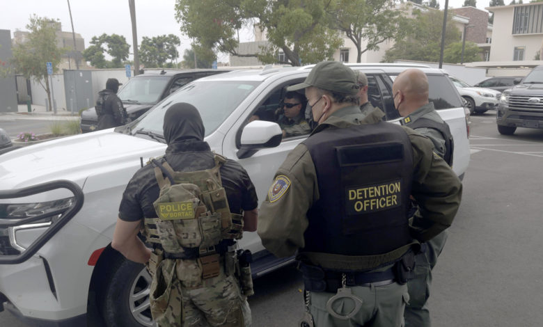 Indocumentados detenidos en Los Ángeles denuncian trato inhumano en cárcel migratoria