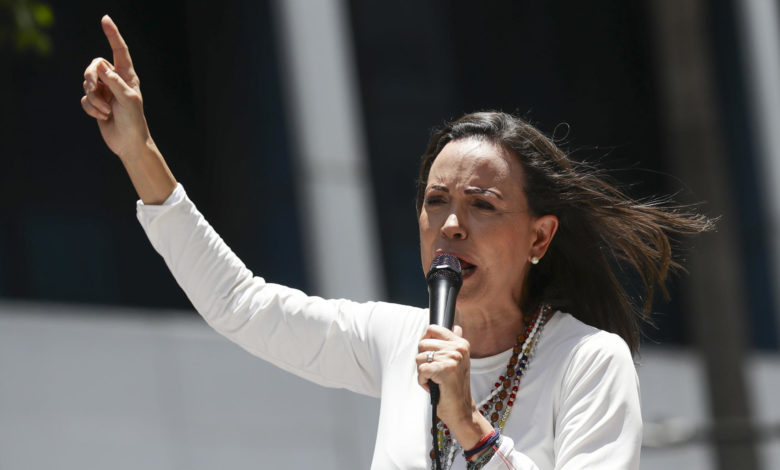 Machado denuncia que maestros en Venezuela tienen condiciones salariales de "hambre"