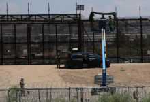 Migrantes en la frontera de México viven en vilo por las redadas y militarización de EEUU