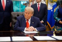 Trump multará con casi mil dólares por día a personas que incumplan orden de deportación