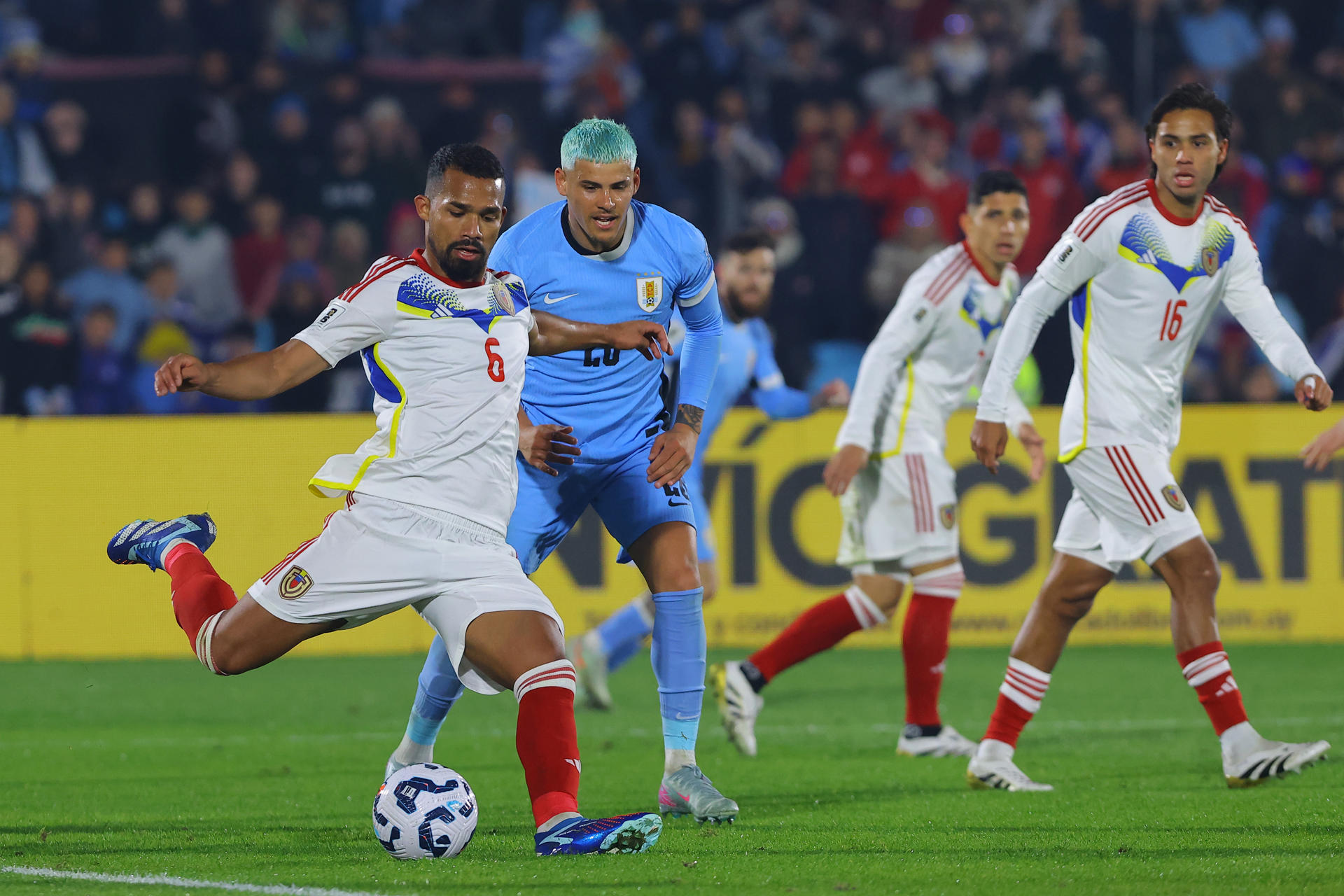 2-0. Uruguay se acerca al Mundial con un triunfo que finaliza la buena racha de Venezuela