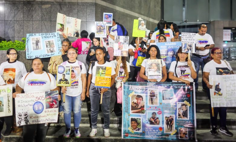 Familias inician vigilia para pedir la libertad de los venezolanos presos en El Salvador