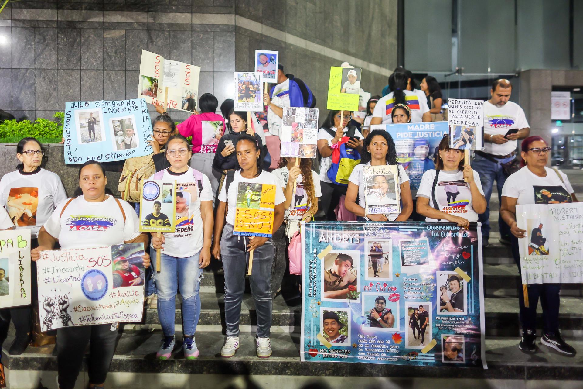 Familias inician vigilia para pedir la libertad de los venezolanos presos en El Salvador