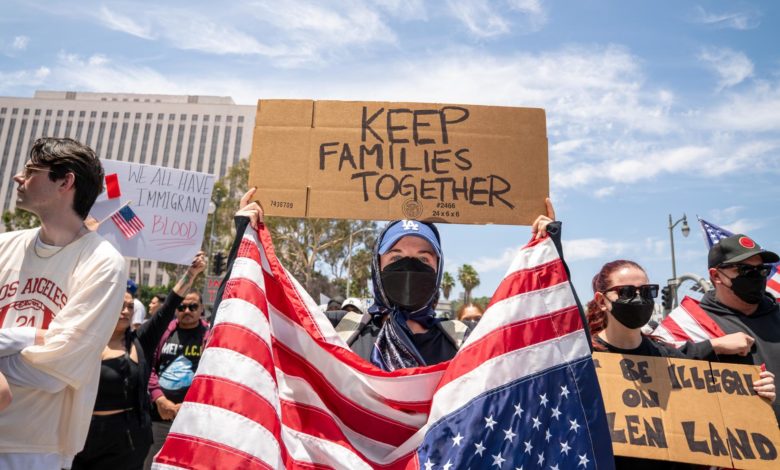 Los Ángeles ruge en la mayor protesta contra Trump: "El pueblo unido jamás será vencido"