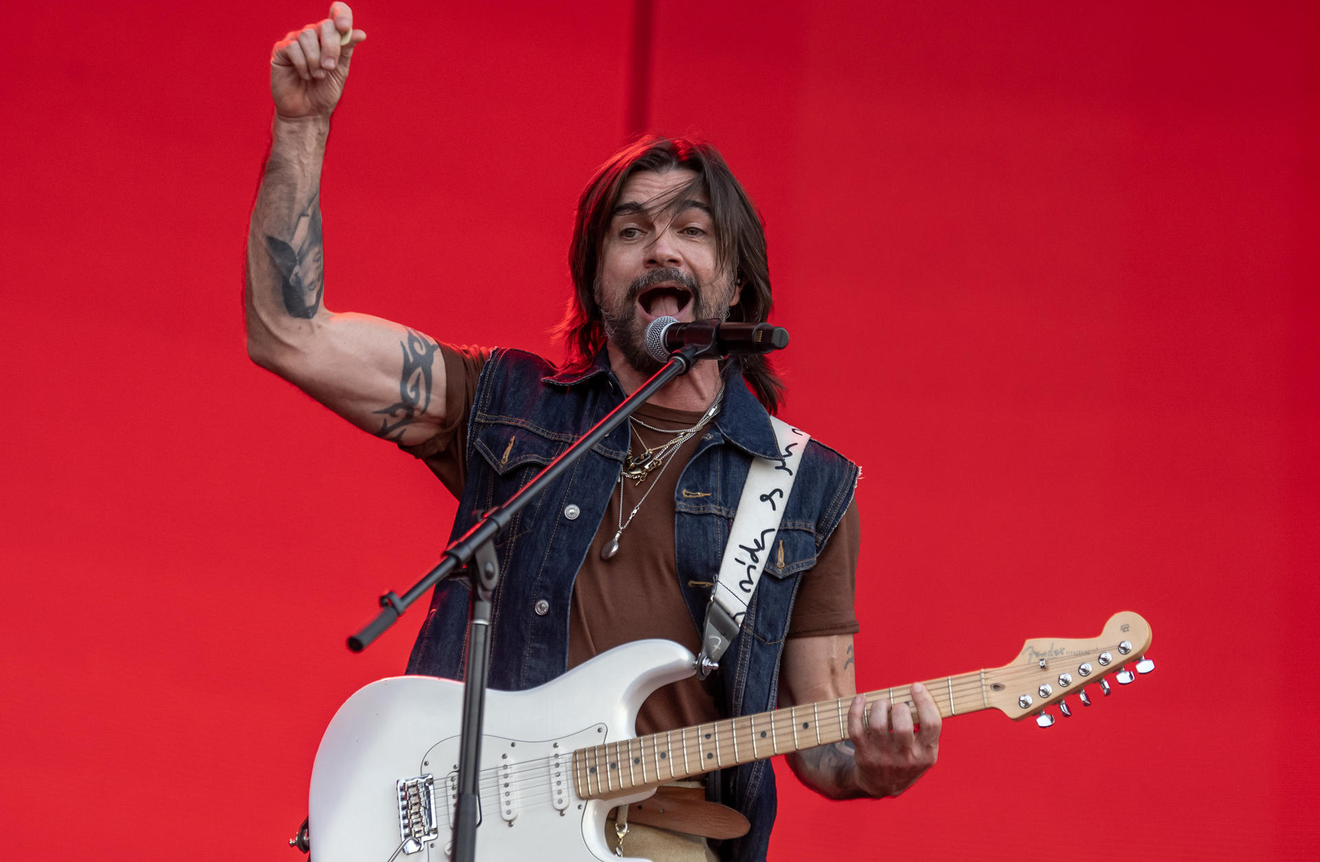 Juanes celebra sus éxitos de rock latino con un concierto en el Hollywood Bowl