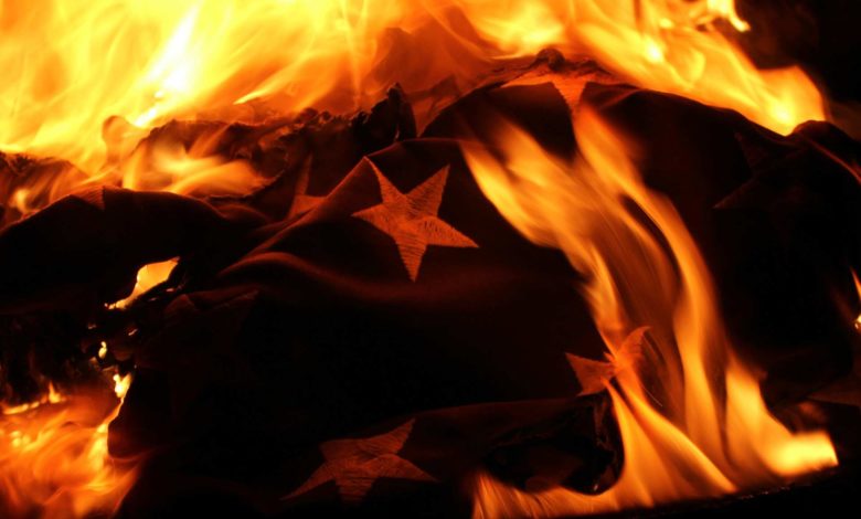 Polémica en Florida por migrante venezolano que incendió bandera de EE. UU.