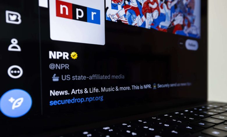 NPR y varias radios públicas demandan al Gobierno de Trump por orden de cortar fondos