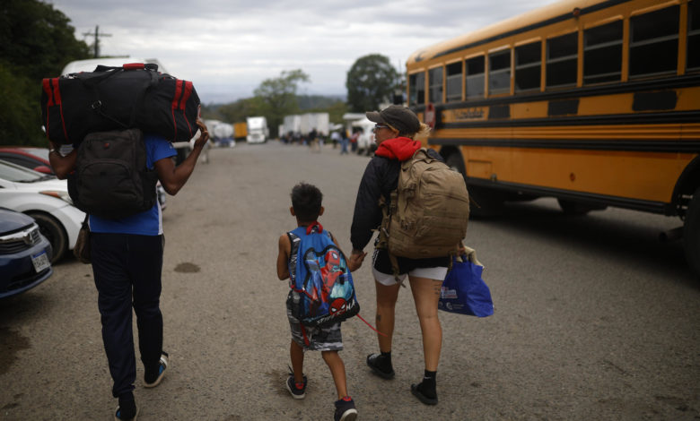 Los migrantes dan la vuelta: miles retornan desilusionados del sueño americano