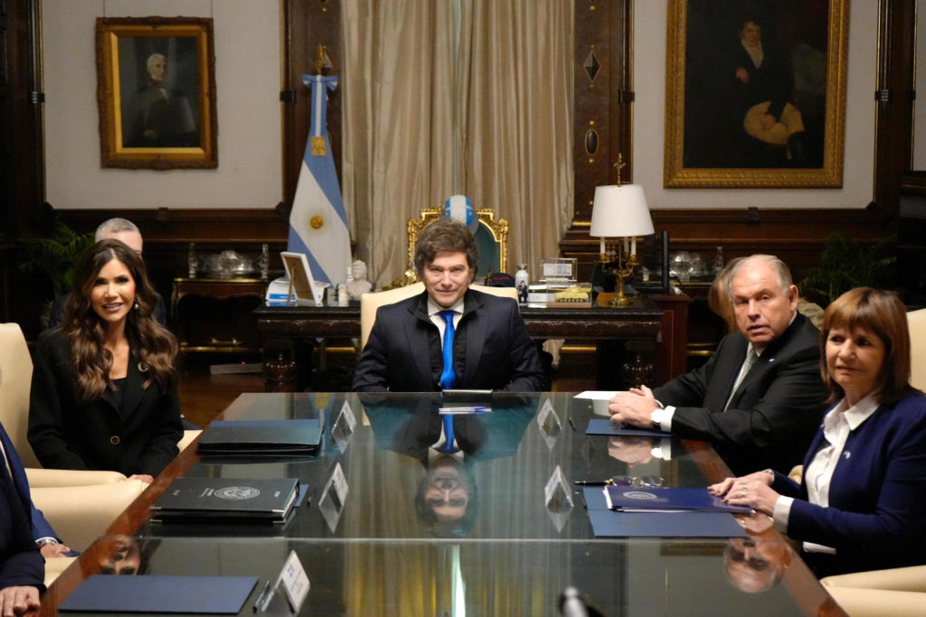 Gobiernos de Milei y Trump avanzan hacia exención de visados para argentinos