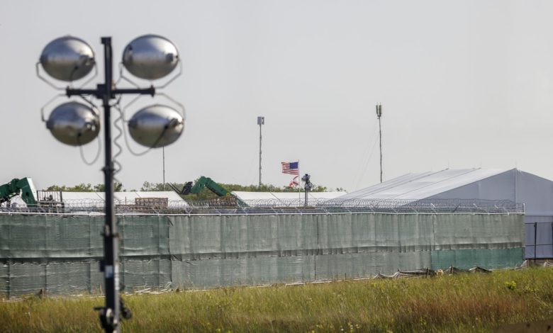 El cónsul de México entrevista a más de 30 mexicanos detenidos en 'Alligator Alcatraz'