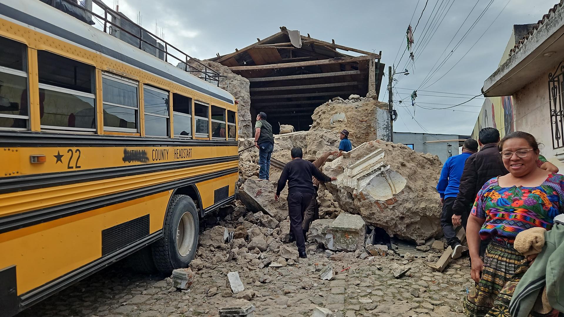 Guatemala reporta dos personas fallecidas por caída de piedra tras sismos