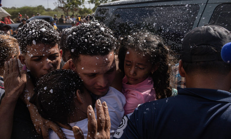 Un venezolano liberado de cárcel en El Salvador pide "castigo" para Bukele y Trump