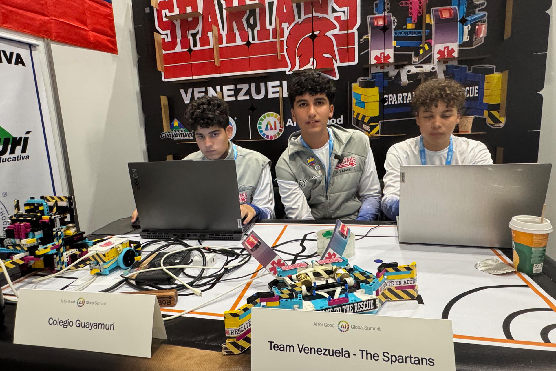Un equipo venezolano de adolescentes gana en Suiza el concurso de robótica de la Cumbre sobre IA