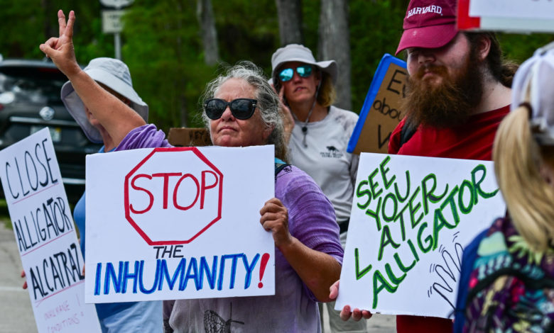 Legisladores denuncian que hay 750 migrantes en jaulas en el 'Alligator Alcatraz' de EEUU