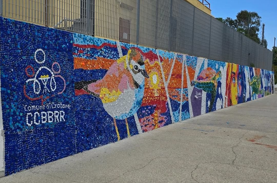 Venezolano Oscar Olivares transforma Crotone con el mural de tapas más grande de Europa (+VIDEO)