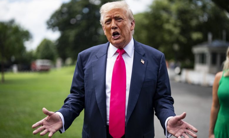 Trump afirma que demandará al rotativo WSJ por publicar una carta escrita por él a Epstein