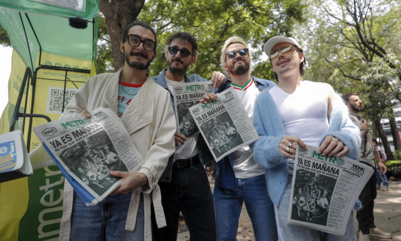 La banda colombiana Morat recibe con "emoción y sorpresa" reversiones al regional mexicano