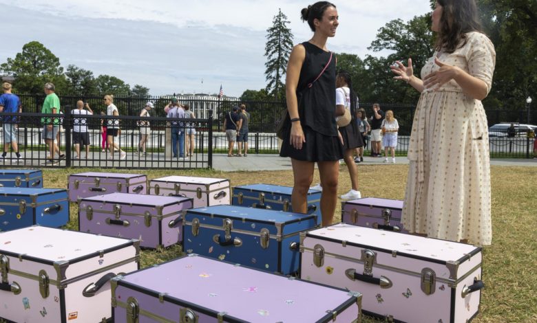 Con baúles de campamento piden justicia frente a la Casa Blanca por niñas muertas en Texas