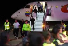 Un grupo de 210 migrantes venezolanos regresa a su país tras ser deportados por EE.UU.