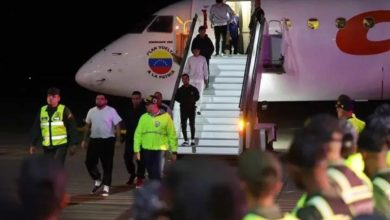Un grupo de 210 migrantes venezolanos regresa a su país tras ser deportados por EE.UU.