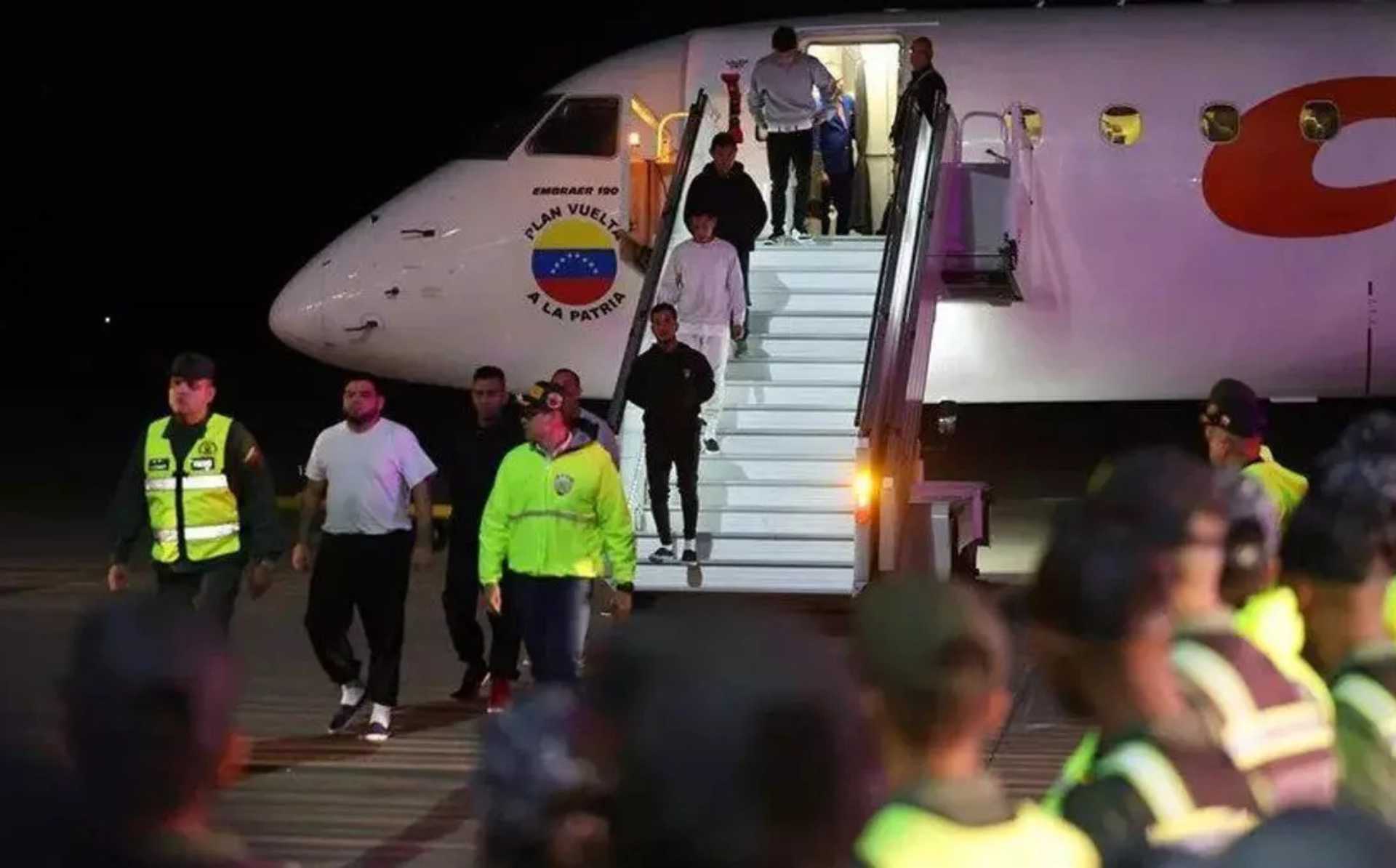 Un grupo de 210 migrantes venezolanos regresa a su país tras ser deportados por EE.UU.