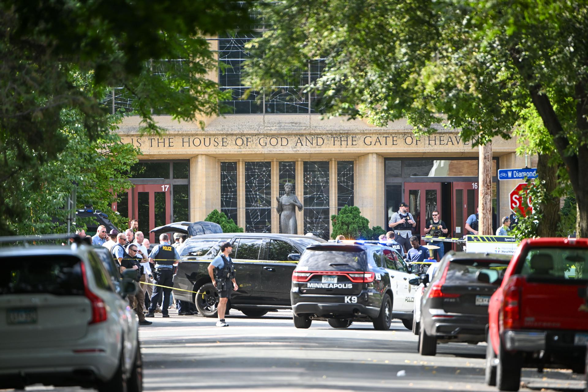 Dos niños muertos y 17 heridos en el tiroteo en una escuela católica en Minneapolis
