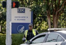 EE.UU. cesa a la directora de la agencia de Control de Enfermedades y dimiten altos cargos