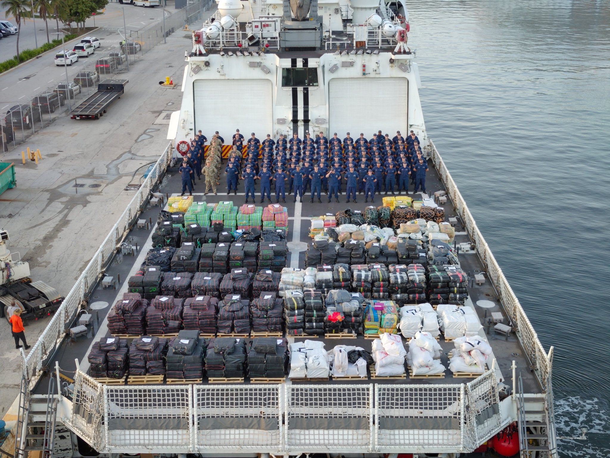 La Guardia Costera logra un hito histórico al descargar más de 76.140 libras de narcóticos ilegales en Port Everglades
