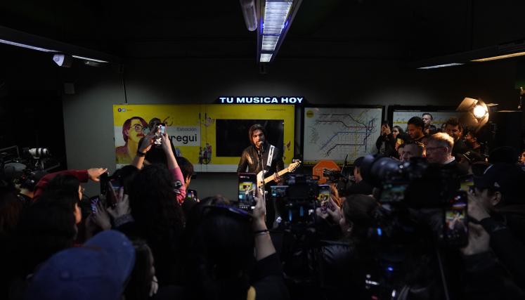 Juanes encendió el Subte de Buenos Aires con un show sorpresa gratuito en plena mañana (+VIDEO)