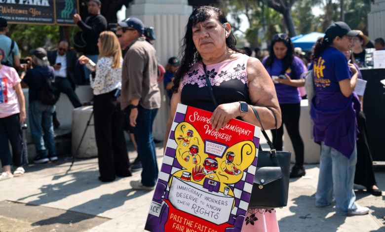 "Aquí estamos y no nos vamos, el mensaje de resistencia de latinos en Los Ángeles a Trump