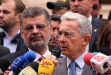Álvaro Uribe recibe la boleta de libertad y convoca de inmediato a un primer acto público