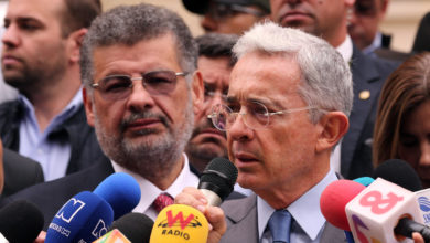 Álvaro Uribe recibe la boleta de libertad y convoca de inmediato a un primer acto público