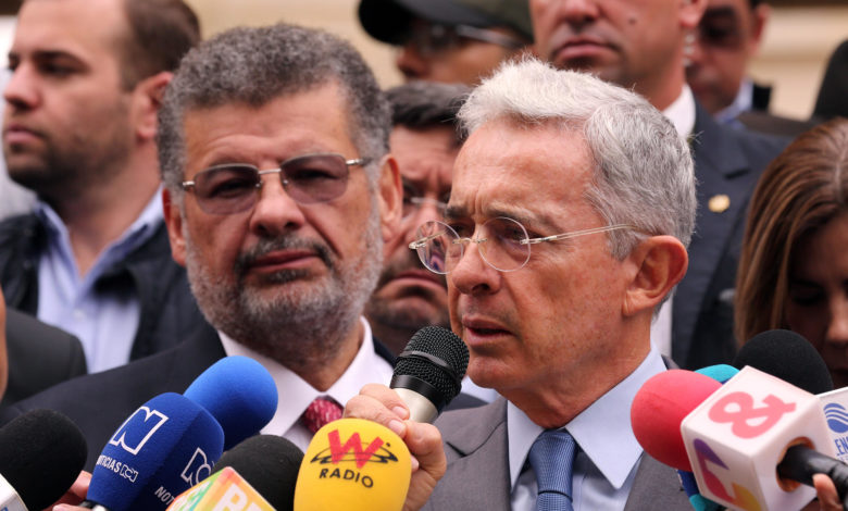 Álvaro Uribe recibe la boleta de libertad y convoca de inmediato a un primer acto público