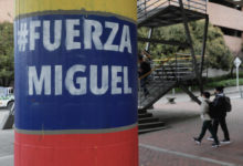 Carlos Vives y Juanes se unen al luto colombiano con emotivo tributo a Miguel Uribe Turbay