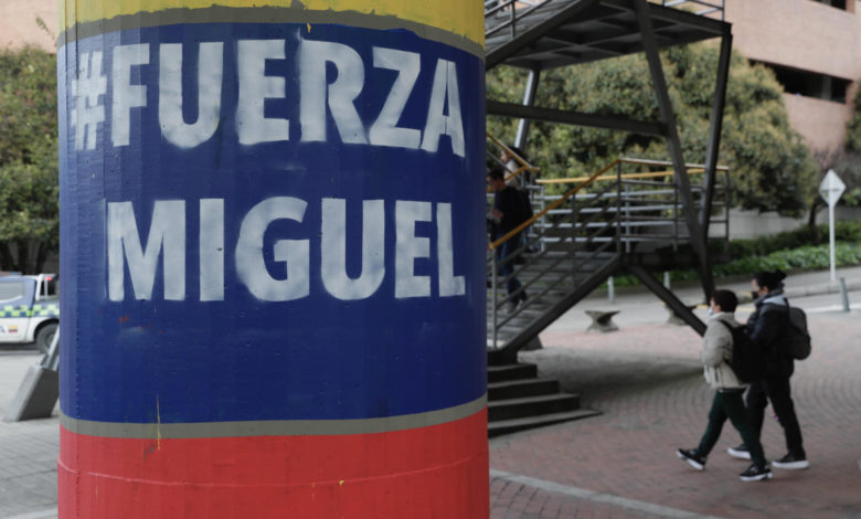 Carlos Vives y Juanes se unen al luto colombiano con emotivo tributo a Miguel Uribe Turbay