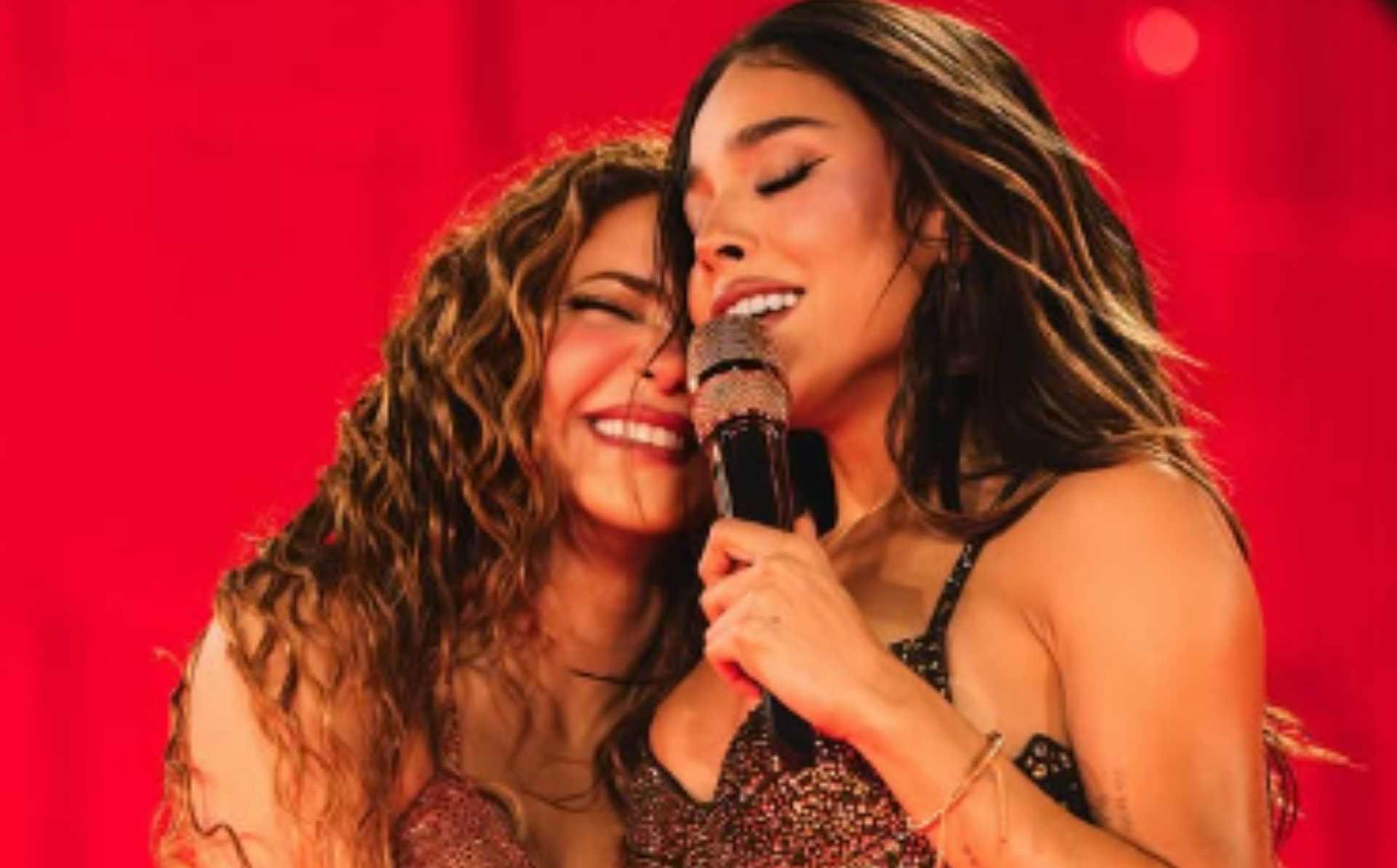 Shakira y Danna Paola iluminaron México vestidas de dorado en un concierto histórico (+VIDEO)
