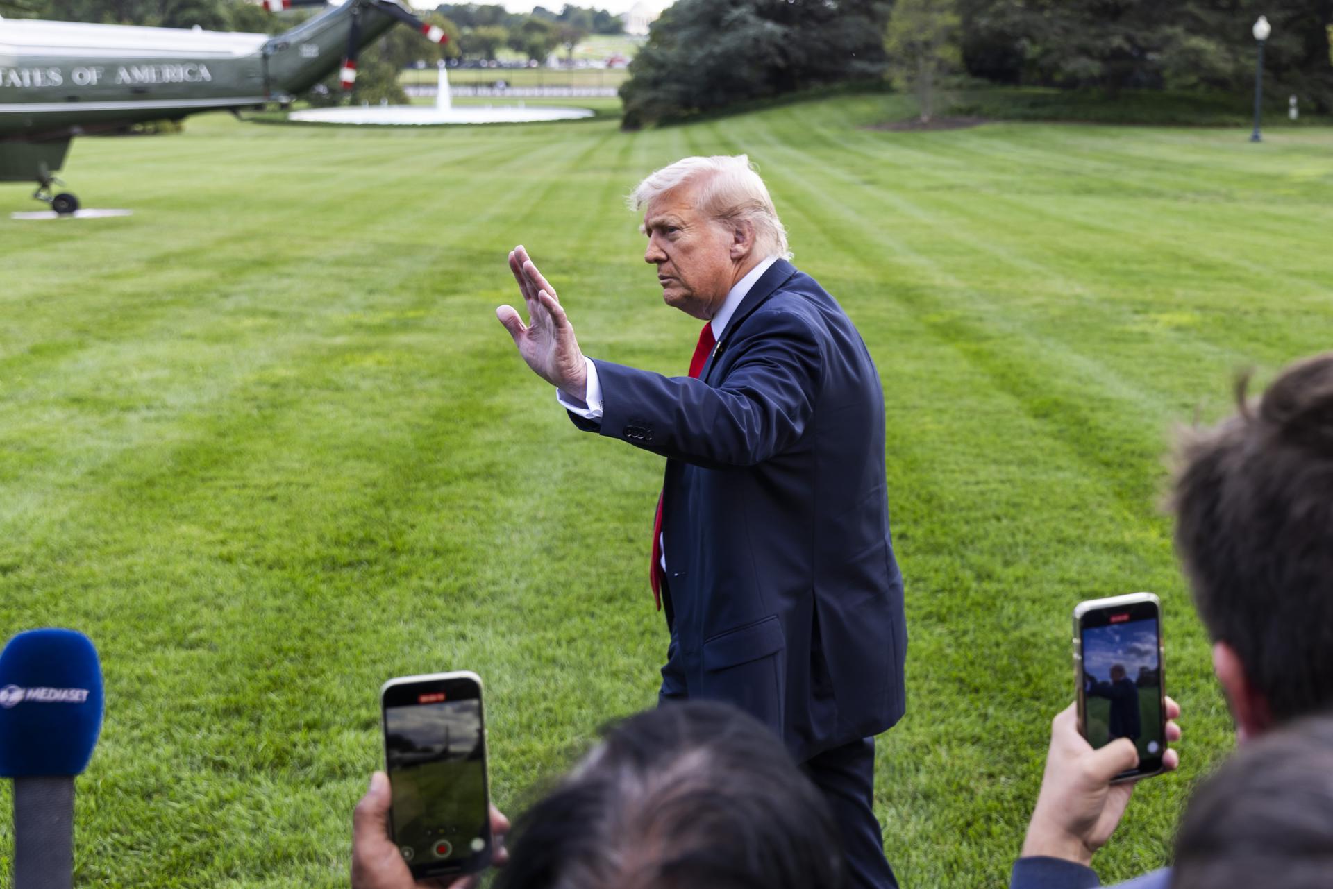 Trump dice que está "realmente preocupado" por EE.UU. tras el asesinato de Charlie Kirk