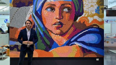 Oscar Olivares deslumbra en Múnich con un mural de 8.000 tapas de plástico
