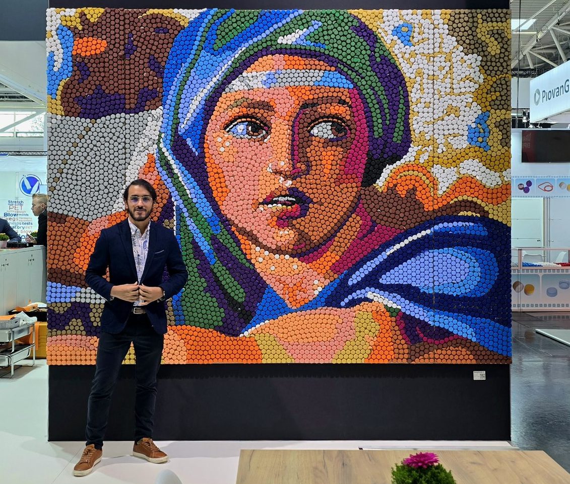 Oscar Olivares deslumbra en Múnich con un mural de 8.000 tapas de plástico