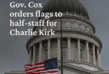 Utah honra a Charlie Kirk con banderas a media asta tras su asesinato en Utah Valley University