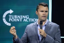 Tyler Robinson escucha impasible los cargos que le imputan por asesinar a Charlie Kirk