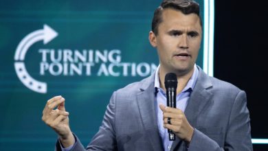 Tyler Robinson escucha impasible los cargos que le imputan por asesinar a Charlie Kirk