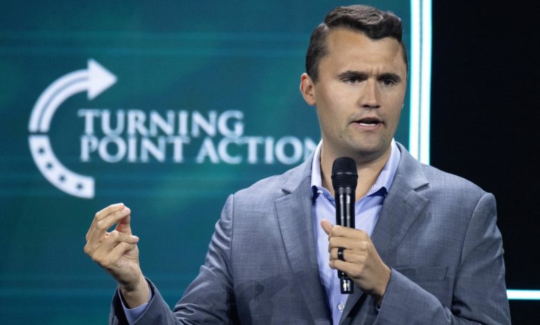 Tyler Robinson escucha impasible los cargos que le imputan por asesinar a Charlie Kirk