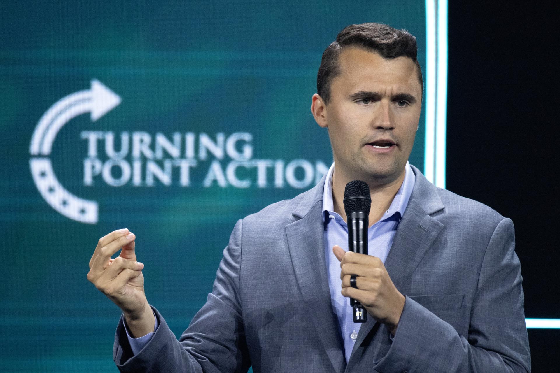 Tyler Robinson escucha impasible los cargos que le imputan por asesinar a Charlie Kirk