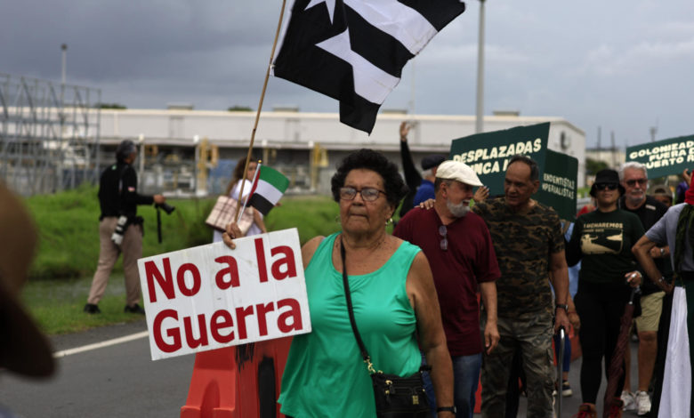Cientos de puertorriqueños protestan contra las maniobras militares de EEUU en la isla