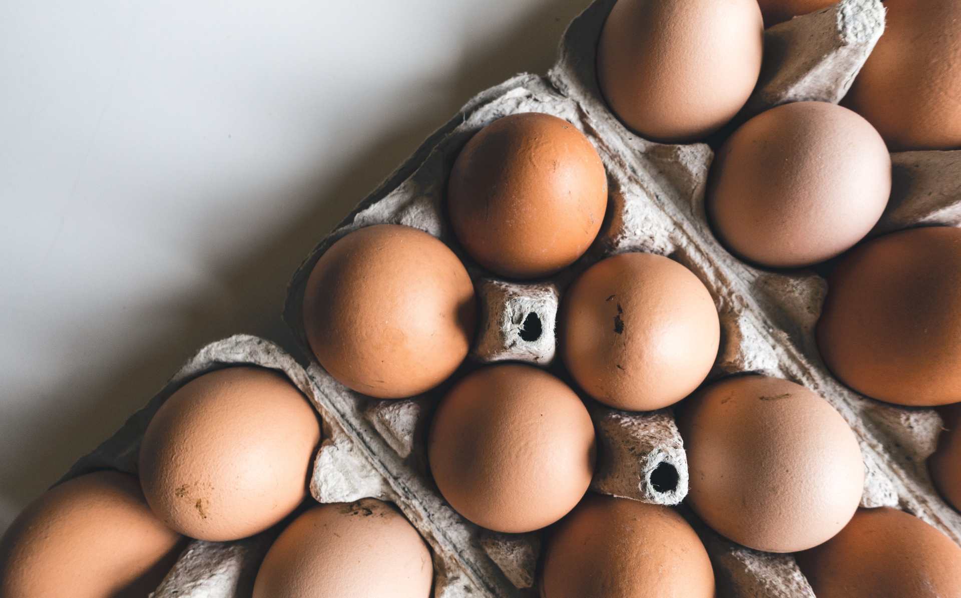 Casi 100 personas enfermas en brote de Salmonella vinculado a huevos retirados del mercado