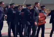 El vicepresidente JD Vance acompañó a la familia de Charlie Kirk y trasladó sus restos a Arizona