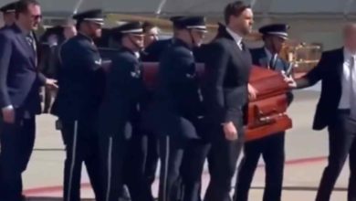 El vicepresidente JD Vance acompañó a la familia de Charlie Kirk y trasladó sus restos a Arizona