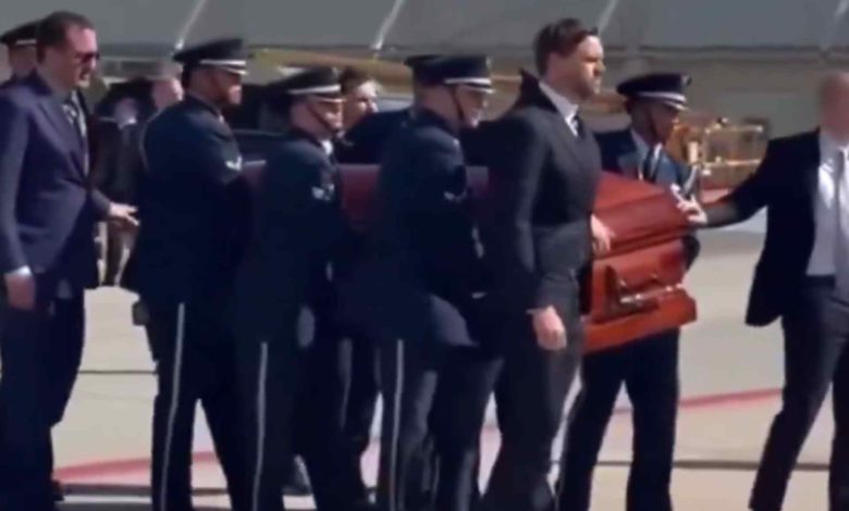 El vicepresidente JD Vance acompañó a la familia de Charlie Kirk y trasladó sus restos a Arizona