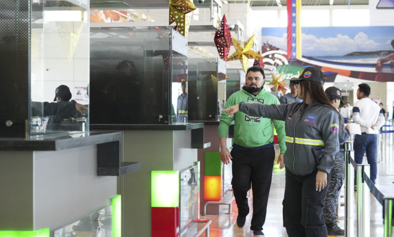 Venezuela recibe a 197 connacionales, entre ellos cuatro niños, procedentes de EE.UU.